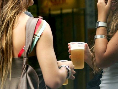 ATENÇÃO PROMOTORES DE EVENTOS E COMERCIANTES DE DIVINOPOLIS: agora é crime vender bebidas alcoólicas para menores, vai parar na cadeia adolescentes bebendo